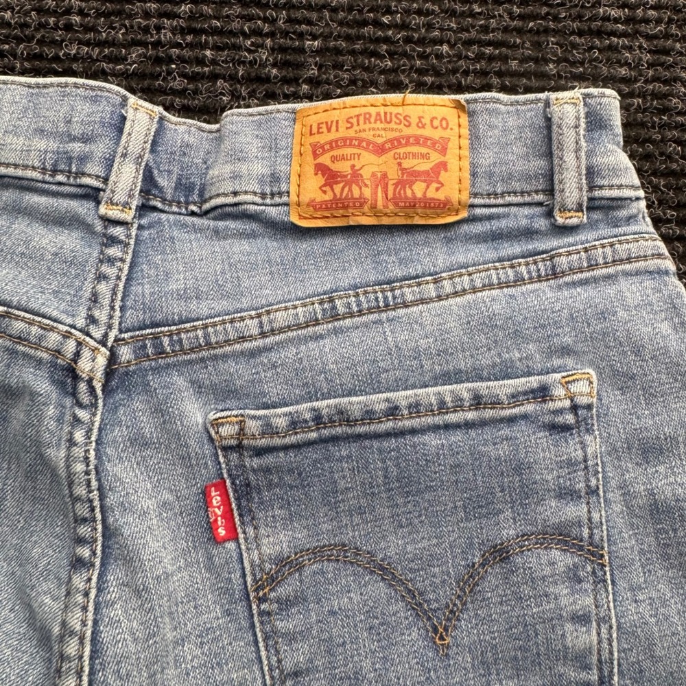 Levis Bermuda Shorts Womens 28 Light Wash Denim Mid Rise 29969-0032 Blue - Picture 8 of 10